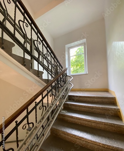 Innsbruck Tirol Österreich - Treppenhaus Treppe mit Treppenlift in einem Altbau