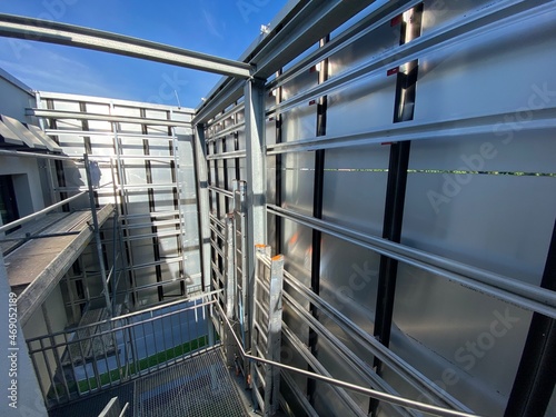 Aussentreppe Treppe Feuertreppe Fluchtweg hinter einer Aluminium Fassade eines Industriegebäudes