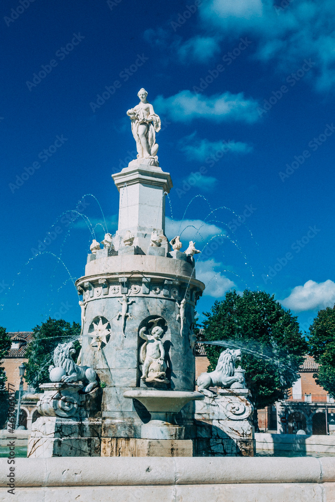 Fototapeta premium fountain in the gardens of the royal palace of aranjuez, madrid, spain, europe