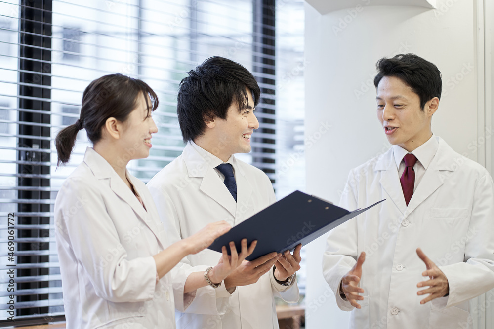 打ち合わせをするアジア人の医療関係者