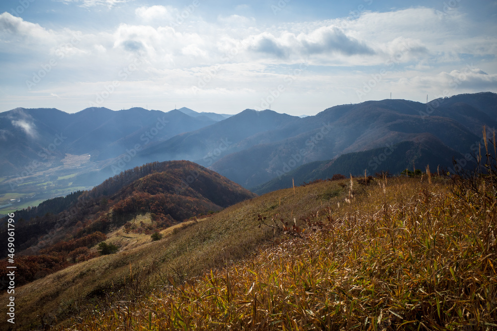 とても美しい日本の岡山県の蒜山高原の三平山の紅葉