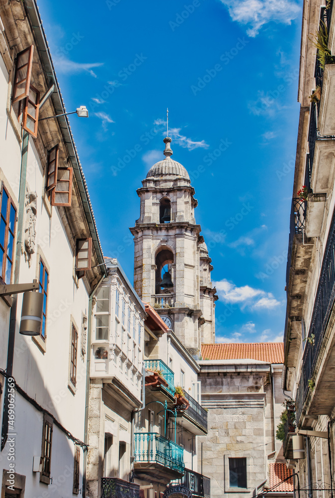Campanarios de la concatedral de Vigo vistos desde una calle aledaña del barrio antiguo de la ciudad, de estilo neoclásico