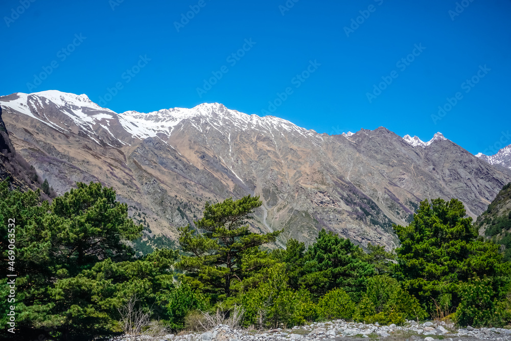 Obraz premium Beautiful snow capped mountains of the Caucasus