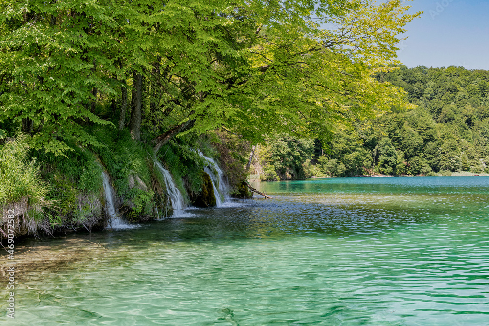 Naklejka premium Kroatien - Plitvicer Seen mit Seen, Wasserfällen und Wald im Sommer