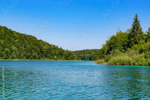 Kroatien - Plitvicer Seen mit Seen  Wasserf  llen und Wald im Sommer