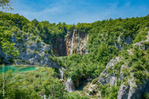 Kroatien - Plitvicer Seen mit Seen, Wasserfällen und Wald im Sommer