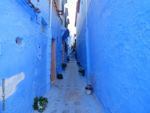 Blue narrow street © Javier