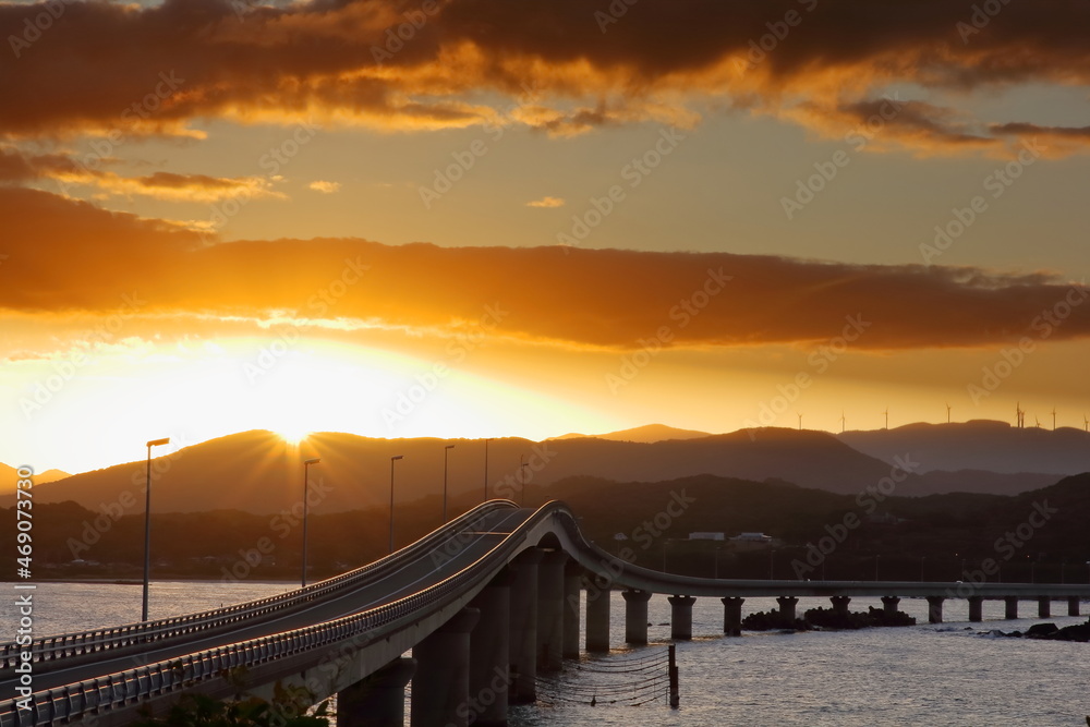 日の出と角島大橋