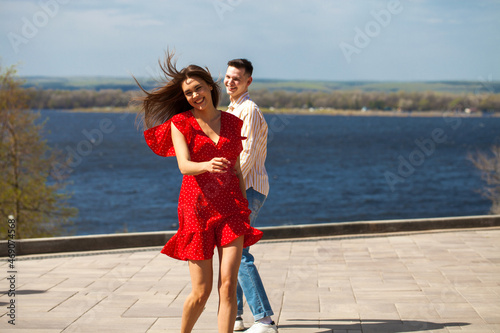 Quadro su tela Love at first sight - a young couple met their eyes on the street