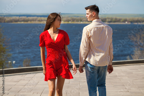 Foto Love at first sight - a young couple met their eyes on the street