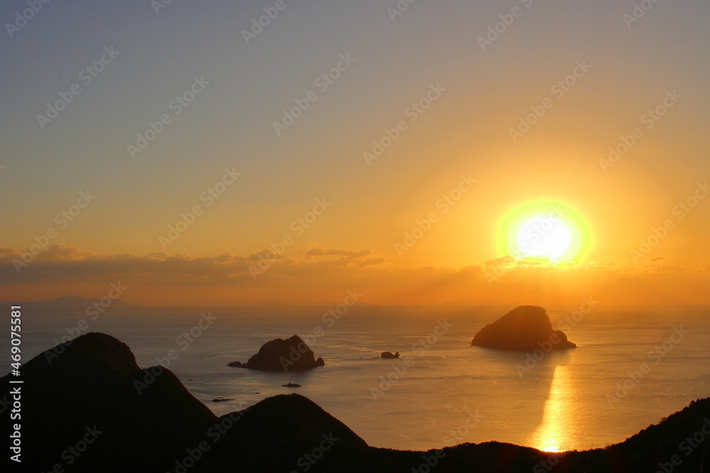 Naklejka premium 海からの日の出