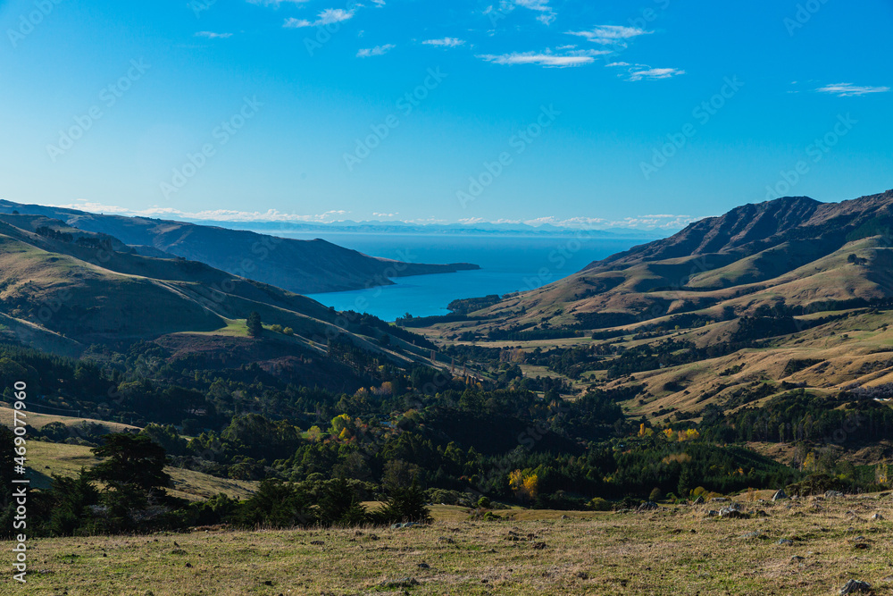 Fototapeta premium ニュージーランド 南島の町、アカロア郊外の丘から望むバンクス半島の風景