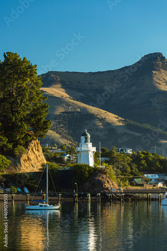 ニュージーランド 南島のバンクス半島に位置する町、アカロアの灯台とアカロア湾の風景