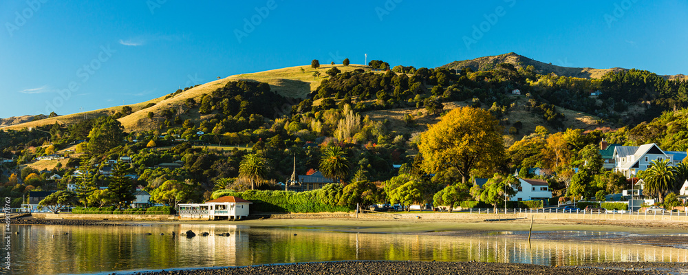 ニュージーランド　南島のバンクス半島に位置する町、アカロアの町並みとアカロア湾の風景