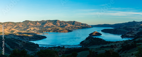 ニュージーランド　丘から望む南島のバンクス半島とアカロア湾 © pespiero