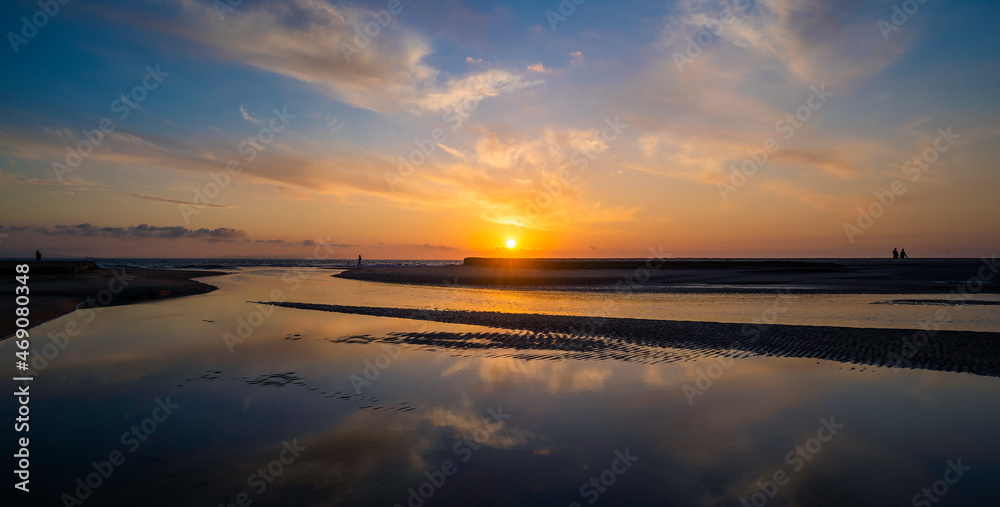 Vista panorámica de una increíble puesta de sol en la playa de Tarifa, Cádiz, Andalucía, España