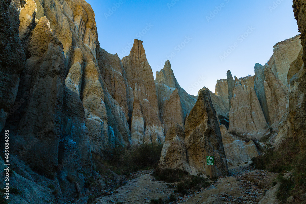 Obraz premium ニュージーランド ワイタキ地方のオマラマ近郊にある断崖絶壁のクレイ・クリフ