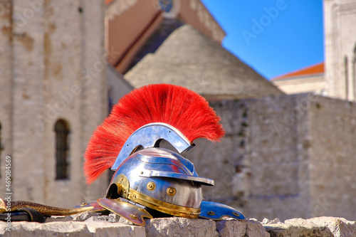 alter Römerhelm mit roter Bürste 