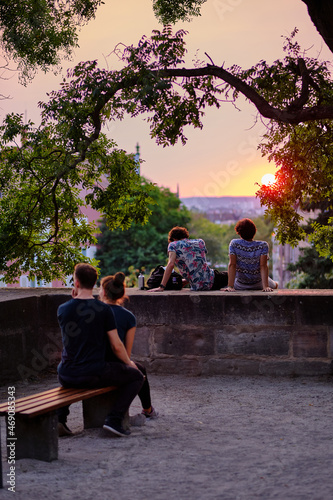 Menschen im Abendrot Burgmauer Nürnberg