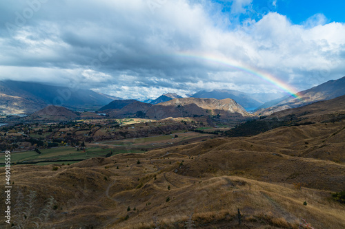 ニュージーランド クイーンズタウン近郊のスキー場、コロネット・ピークの山上から望む景色と空に架かった虹