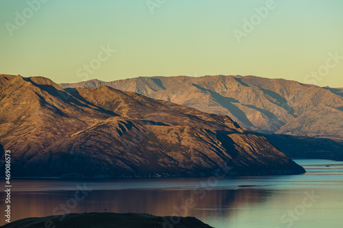 ニュージーランド ワナカ近郊にあるダイアモンド・レイク保護地域のロッキー・ヒルから望む山に囲まれたワナカ湖