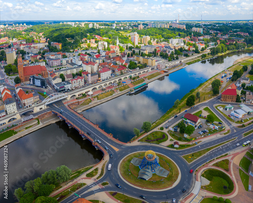 Widok z lotu ptaka na Wieżę Dominanta, Most Staromiejski i Bulwar w centrum miasta Gorzów Wielkopolski 