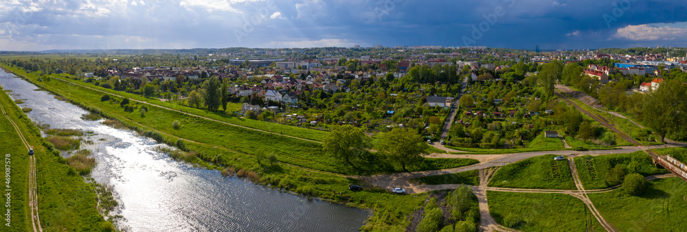 Panoramiczny widok z lotu ptaka przy kanale Ulgi na południową część miasta Gorzów Wielkopolski - obrazy, fototapety, plakaty 