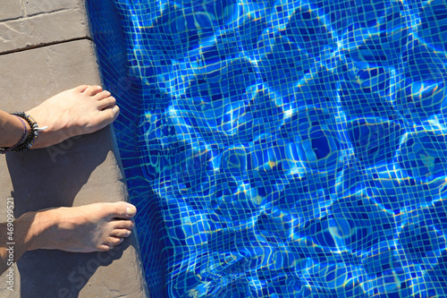 pies descalzo piscina azul gresite exterior 4M0A4217-as21 photo