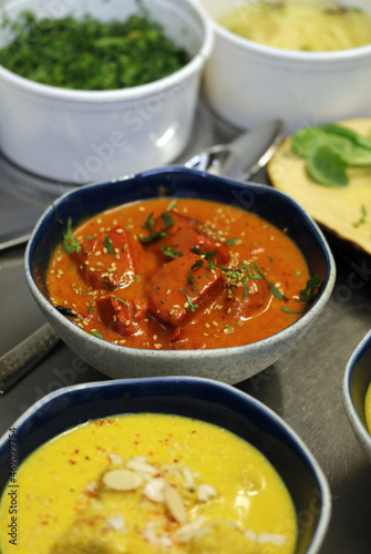 curry  de carne de pollo elaborados en restaurante preparados para servir