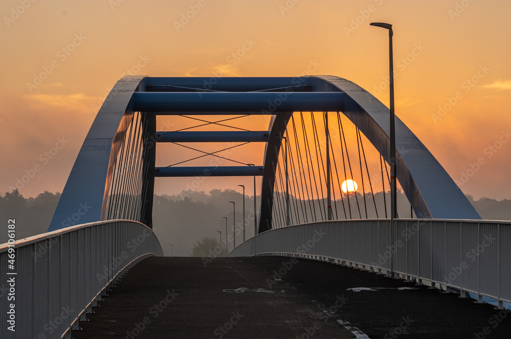 Most pieszo-rowerowy imienia Halupczoka nad Kanałem Ulgi w Opolu - obrazy, fototapety, plakaty 
