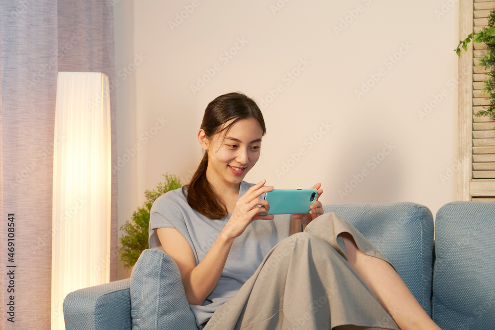 女性 スマホ リビング 夜 女性 スマホ リビング 夜