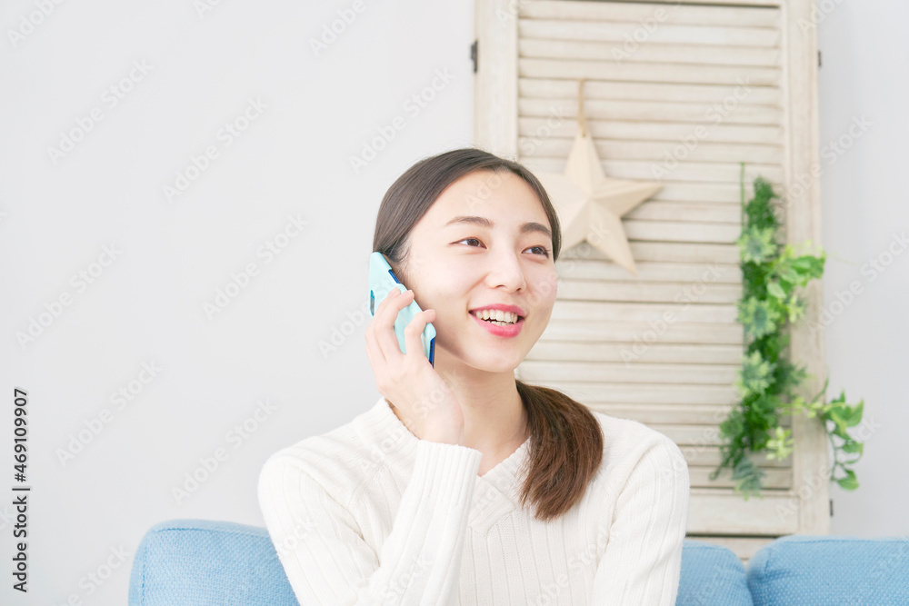 電話する女性 リビング 電話する女性 リビング