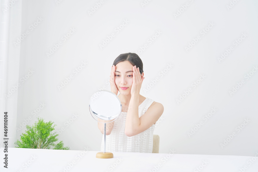 美容 鏡を見る女性 美容 鏡を見る女性