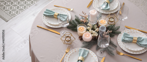 Photo Beautiful table setting with Christmas decorations in living room