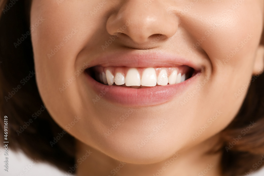 Obraz premium Young smiling woman with healthy gums, closeup
