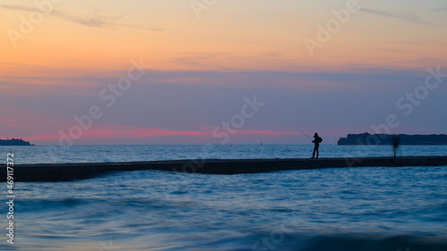 Rade de Cherbourg en pose longue et à marée haute avec présence de silhouette de pécheurs à pieds