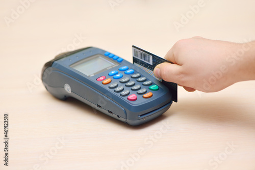 Guy pays purchase through the terminal pos