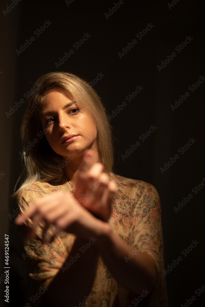 Schöne Blonde Frau in weißen Pullover Zuhause Schöne Blonde Frau in weißen Pullover Zuhause