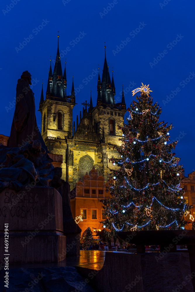 Obraz premium Christmas tree on Old Town Square in Prague, Czech Republic