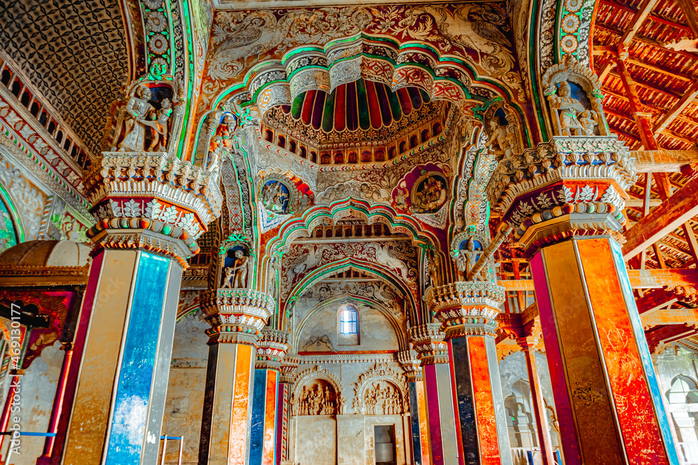 Obraz premium Thanjavur, Tamil Nadu, India - The high arches artworks and colorfully painted wall murals and ceilings of the ancient 17th-century durbar hall Maratha Palace in the town of Thanjavur