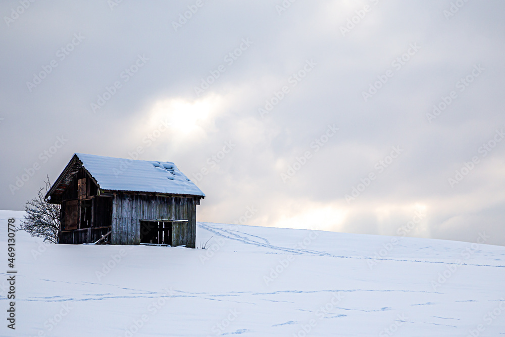 Kleine Hütte am Gögerl in Weilheim in Oberbayern im Winter