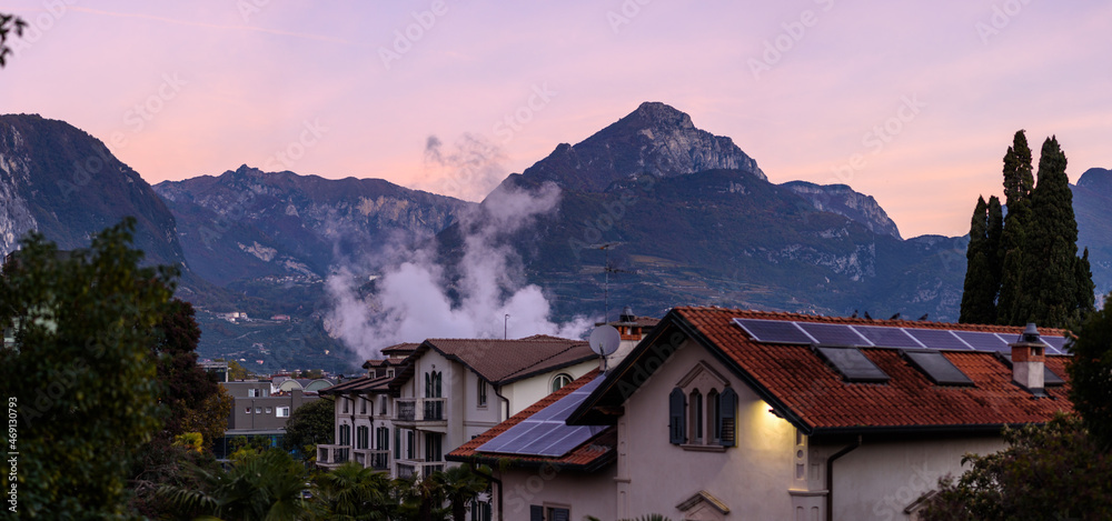 Riva del Garda Häuser und Berge am Morgen , Ausblick