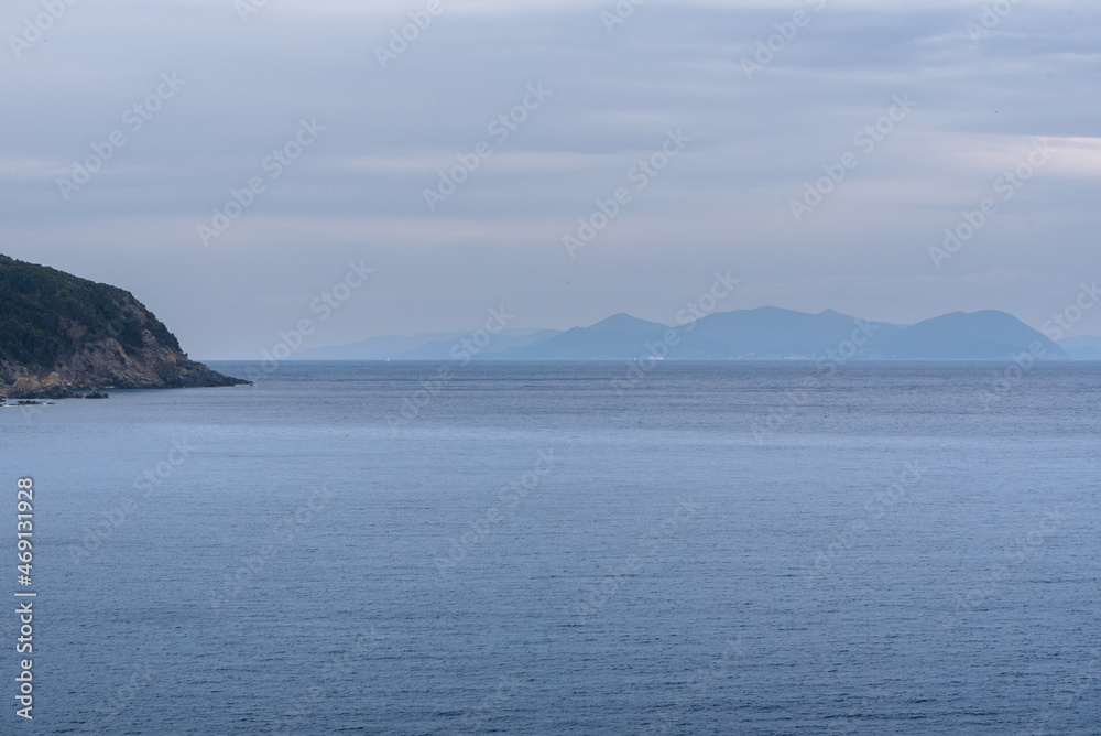  Blick Richtung Isola del Elba, Toskana, Italien mit Wolken und Bergen