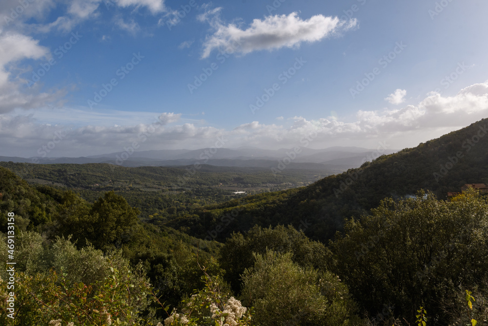 Blick in die Landschaft mit Hügeln, Wolken und Sonne von Sasseta, Italien, Toskana