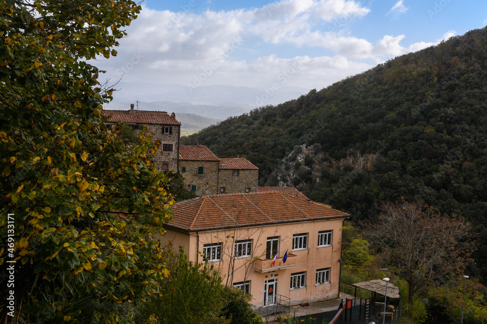 Häuser  Sasseta, Toskana, Italien, am Hang vor Wolken und Himmel