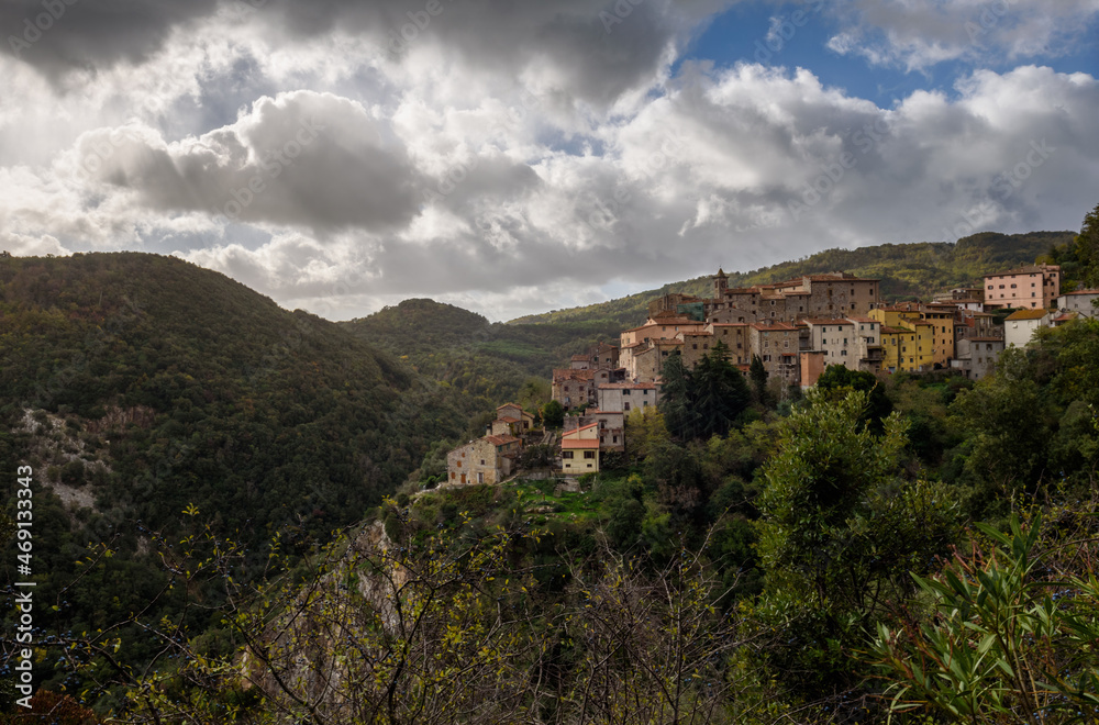 Blick auf Sasseta im Gegenlichts in den toskansichen Hügeln