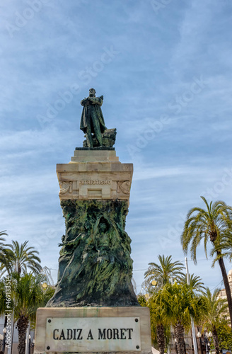 Monumento a Segismundo Moret y Prendergast escritor y político en la plaza de San Juan de Dios en Cádiz, España