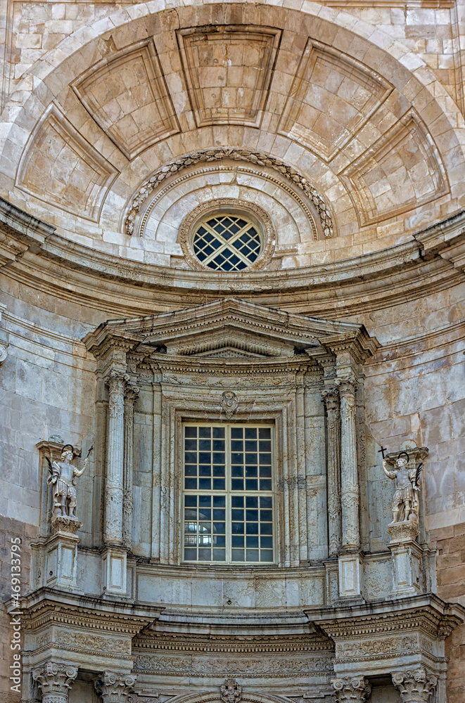 Catedral de la Santa Cruz sobre el mar y sus detalles en Cádiz, España	
