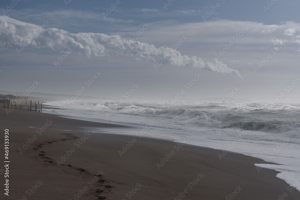 Stürmisches Meer bei Sonne und Wolken in der Toskana bei Bibbona