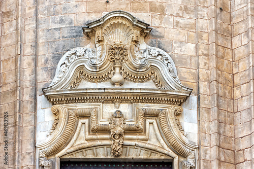 Catedral de la Santa Cruz sobre el mar y sus detalles en Cádiz, España